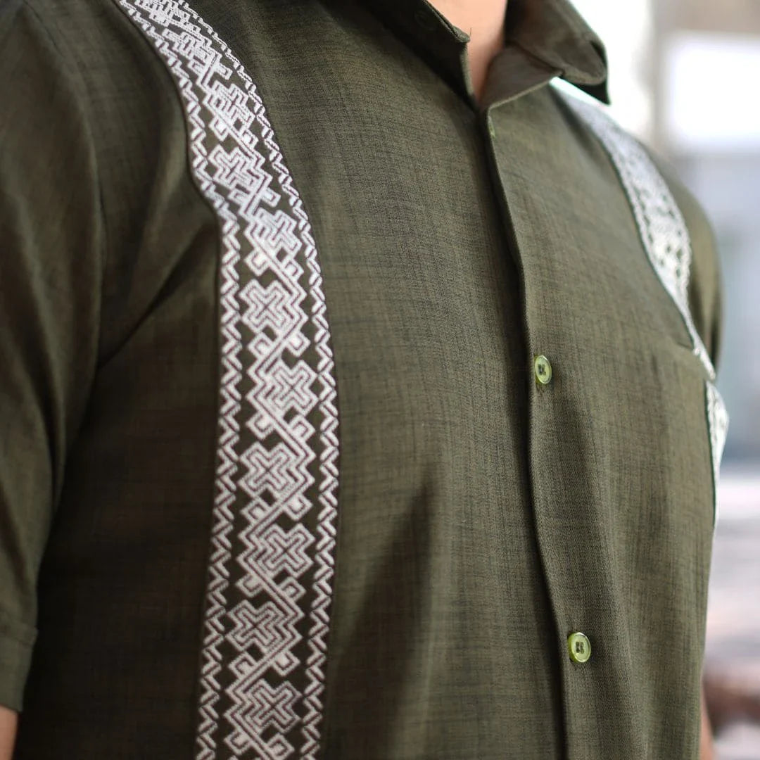 Camisa Guayabera Bordada Verde Olivo Manga Larga