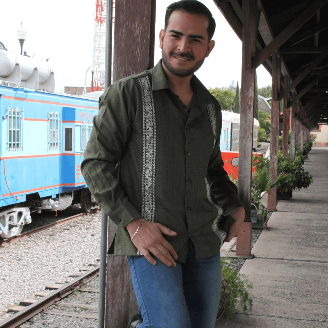 Camisa Guayabera Bordada Verde Olivo Manga Larga