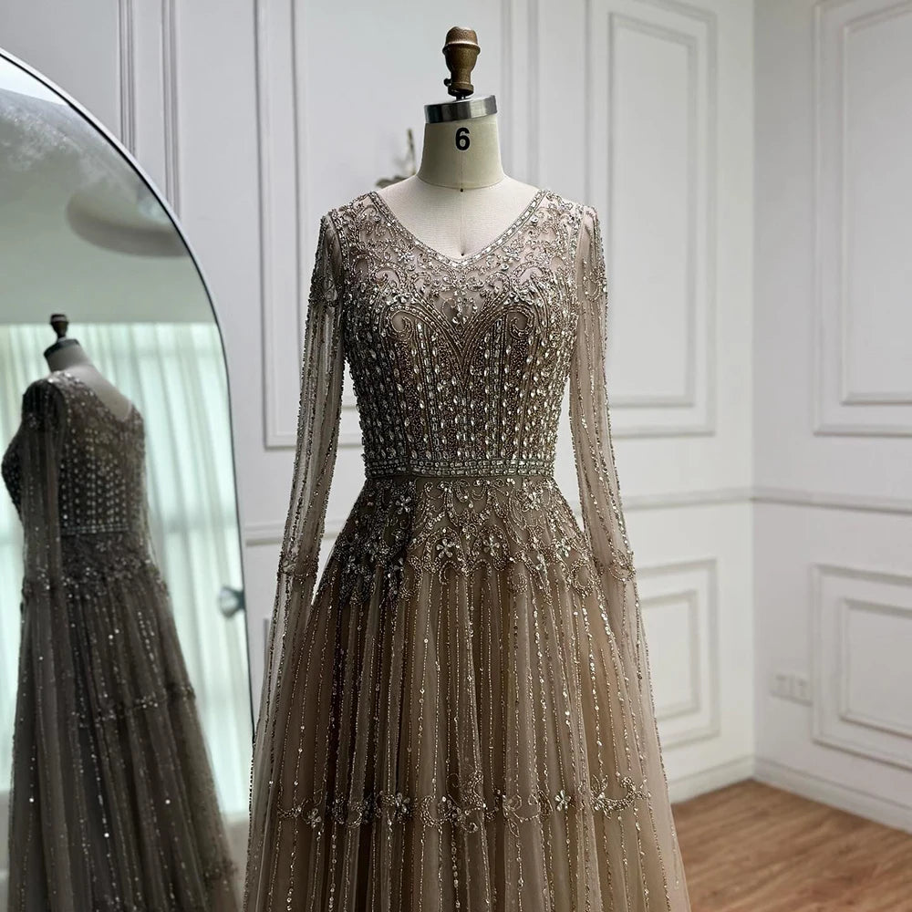 Elegante vestido de noche color caramelo