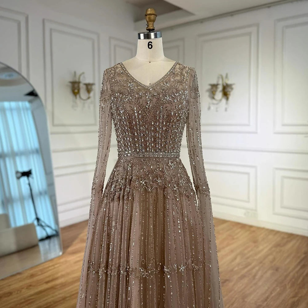 Elegante vestido de noche color caramelo