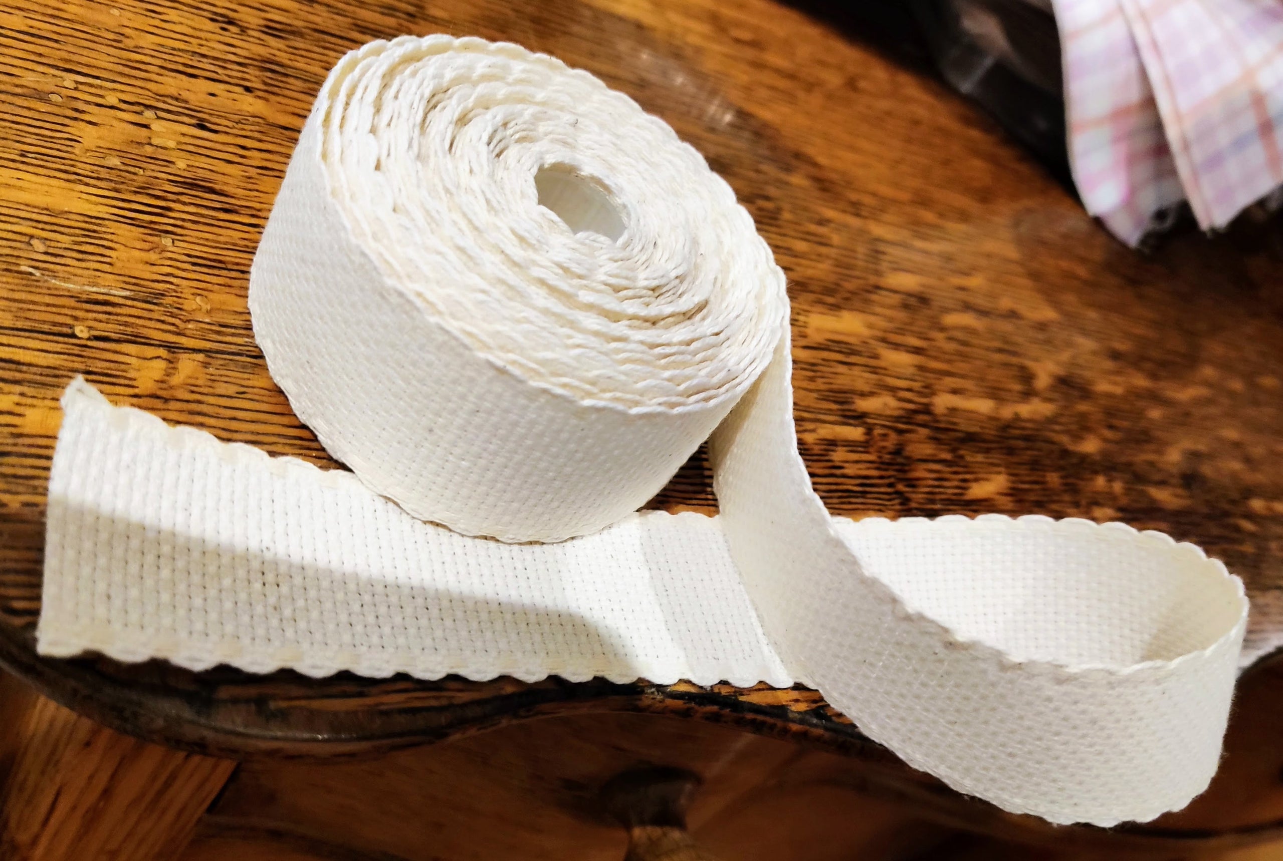 Un Metro de Cinta Aida española 3 cm beige crudo para Punto de Cruz con borde