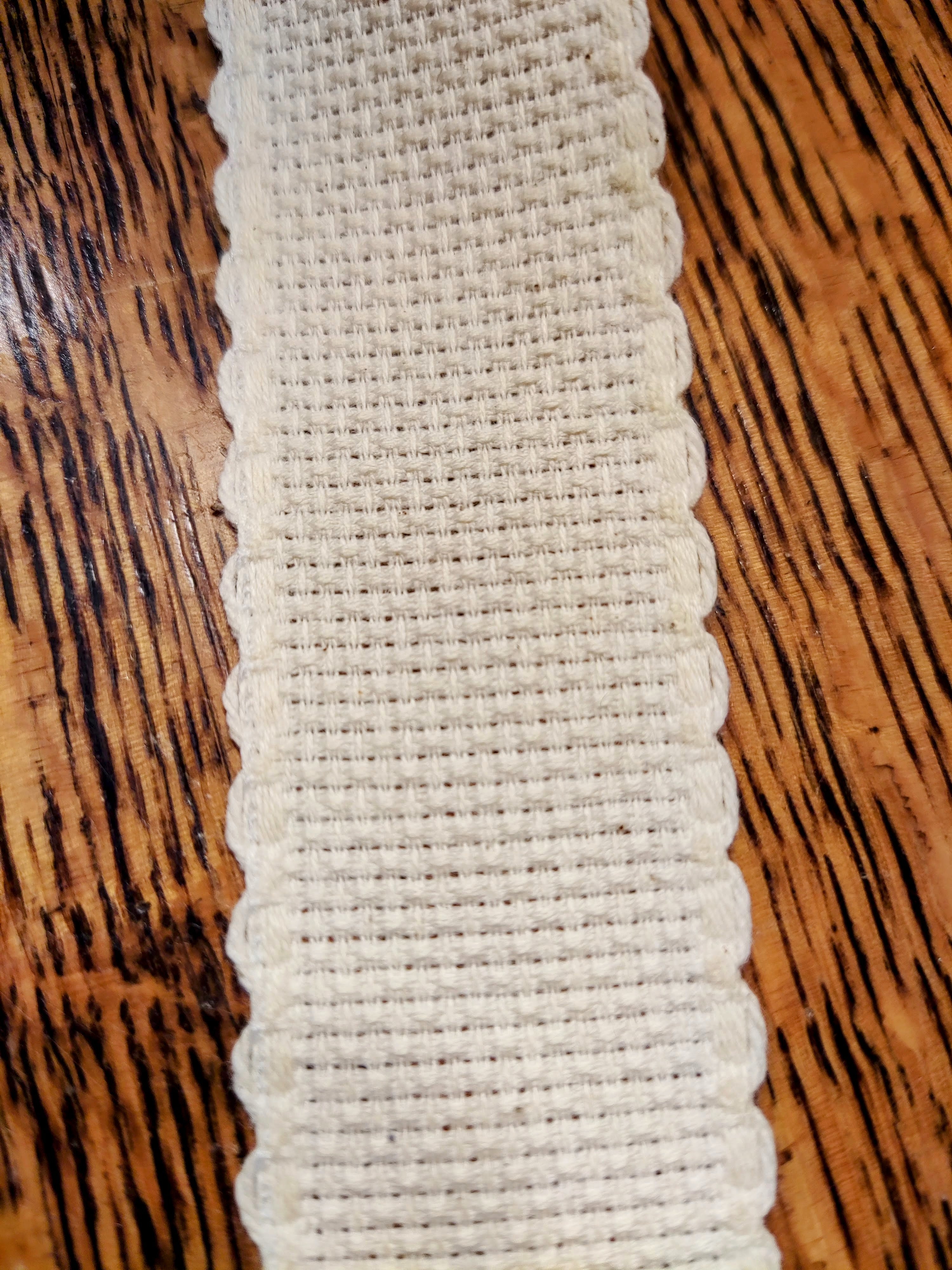 Un Metro de Cinta Aida española 3 cm beige crudo para Punto de Cruz con borde