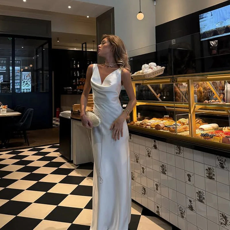 Vestido tubo liso con cuello en V