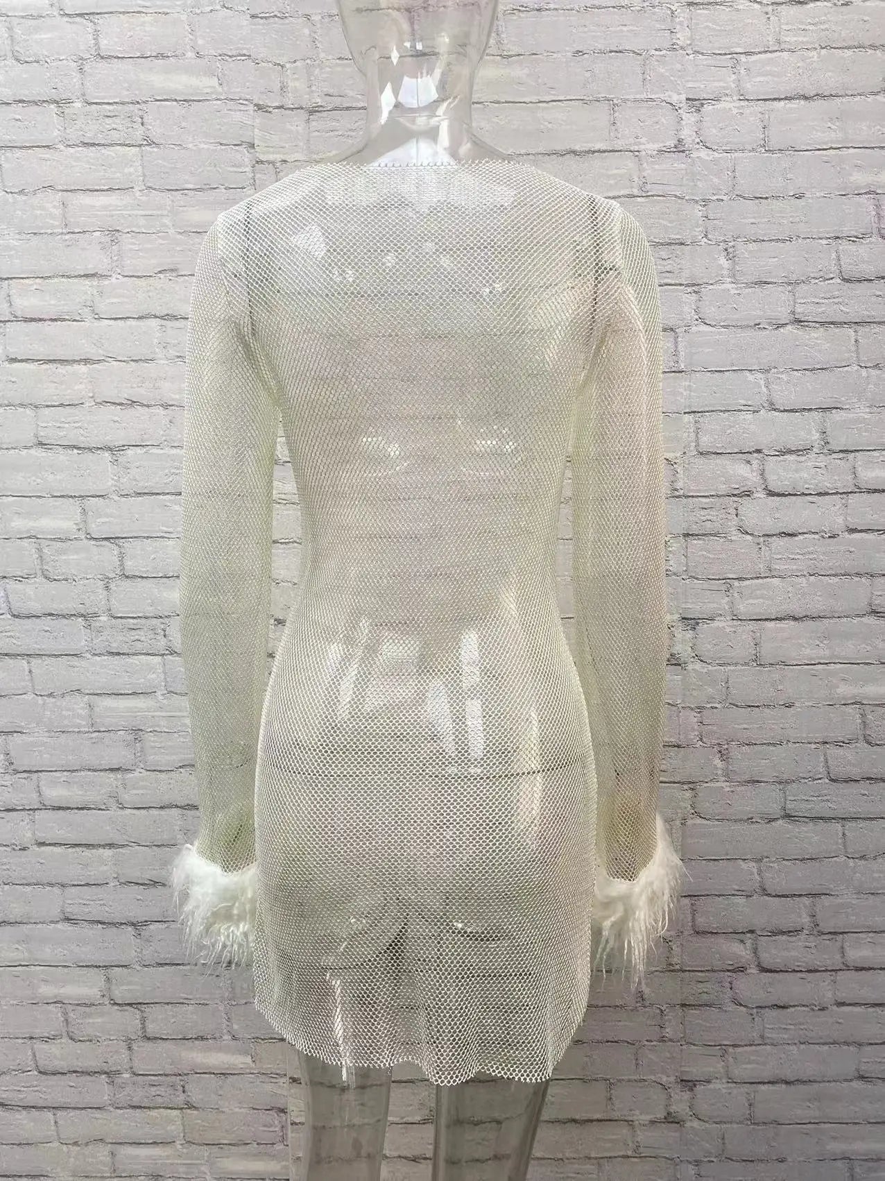 Vestido elegante de manga de plumas