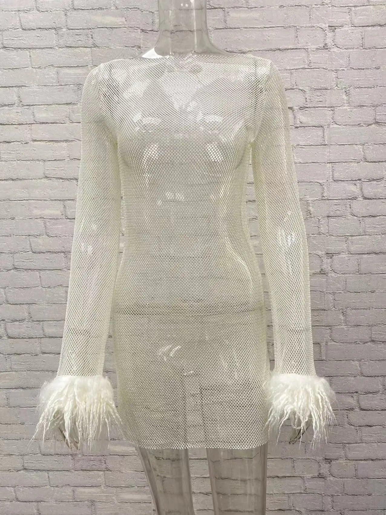 Vestido elegante de manga de plumas