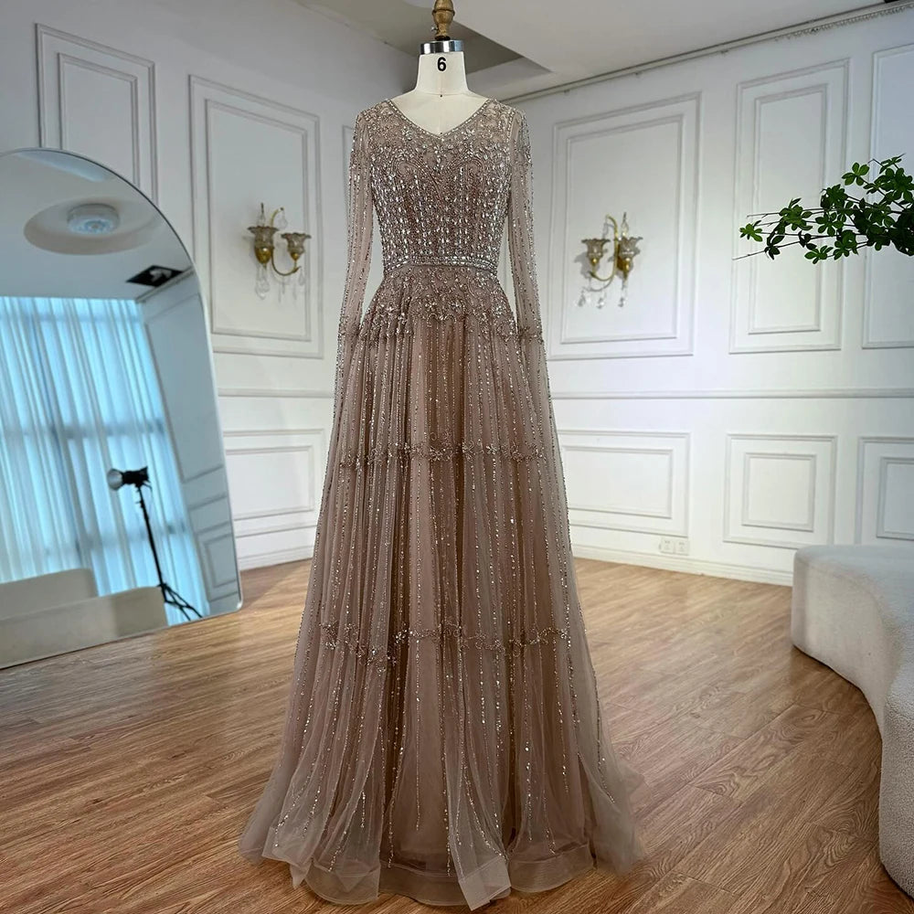 Elegante vestido de noche color caramelo