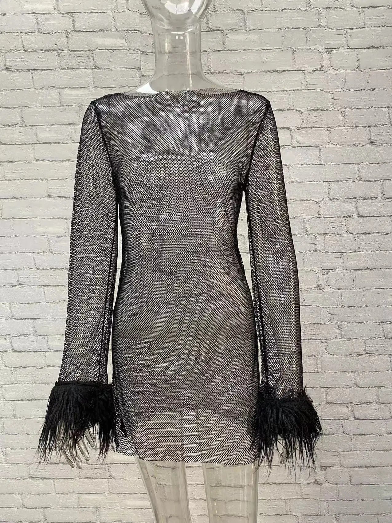 Vestido elegante de manga de plumas