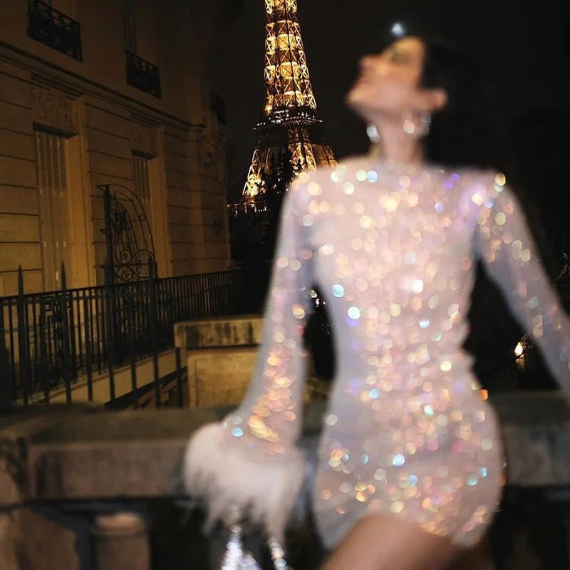 Vestido elegante de manga de plumas