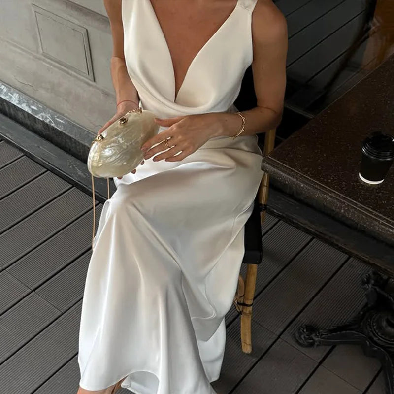 Vestido tubo liso con cuello en V