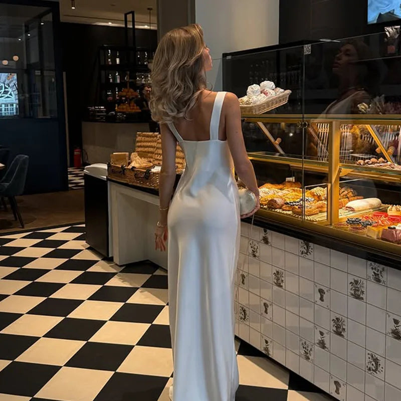 Vestido tubo liso con cuello en V