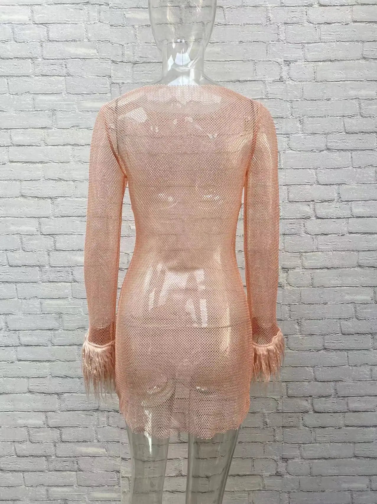 Vestido elegante de manga de plumas