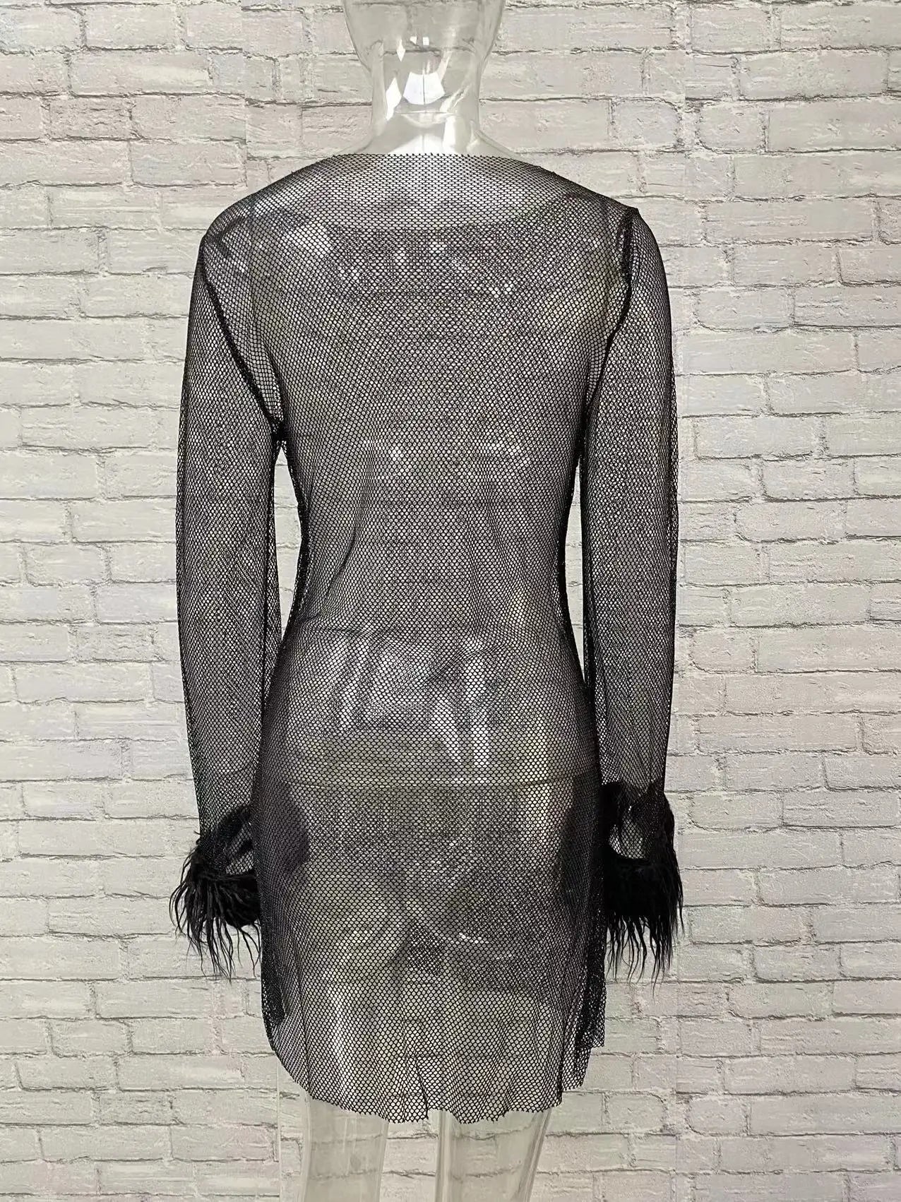 Vestido elegante de manga de plumas