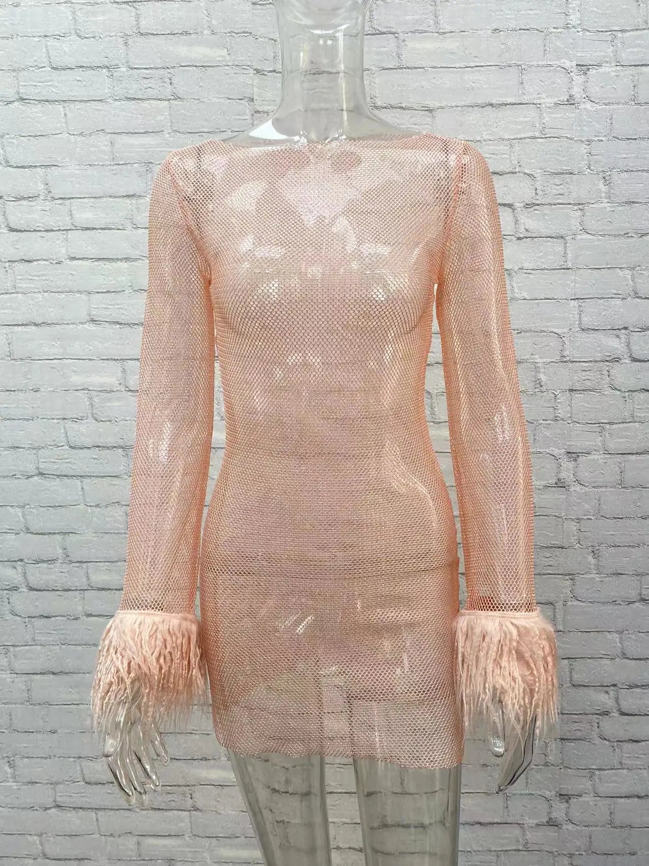 Vestido elegante de manga de plumas