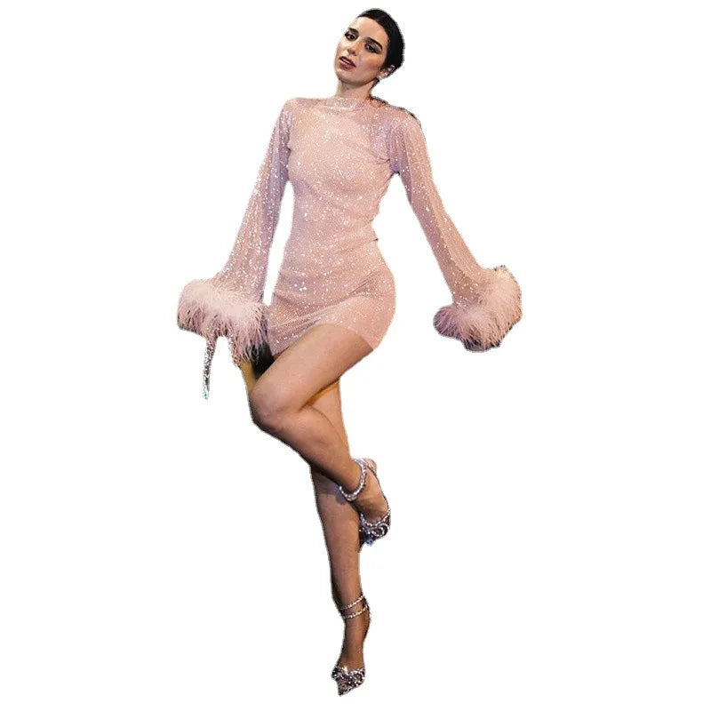 Vestido elegante de manga de plumas