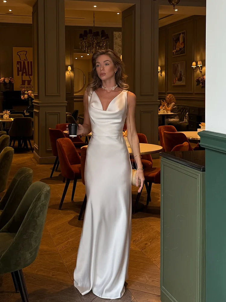 Vestido tubo liso con cuello en V