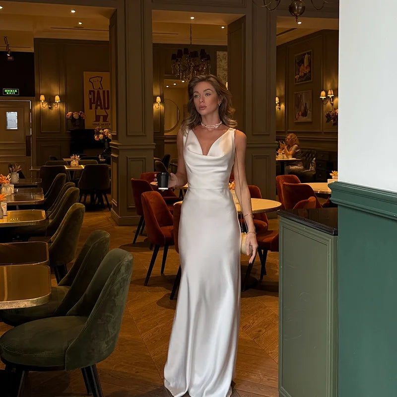 Vestido tubo liso con cuello en V