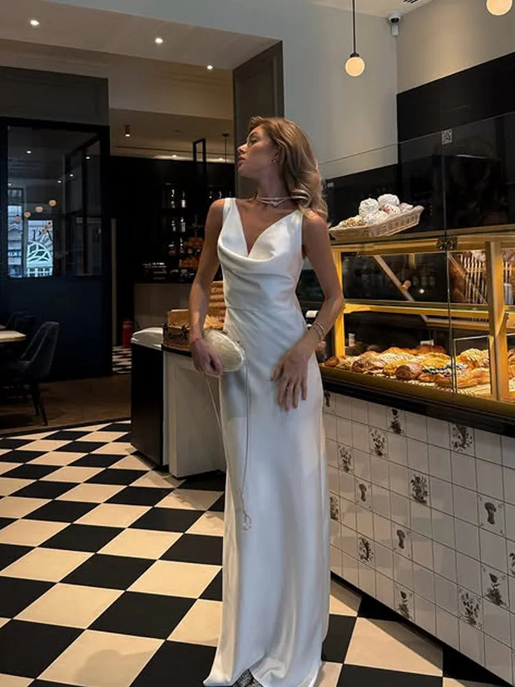 Vestido tubo liso con cuello en V