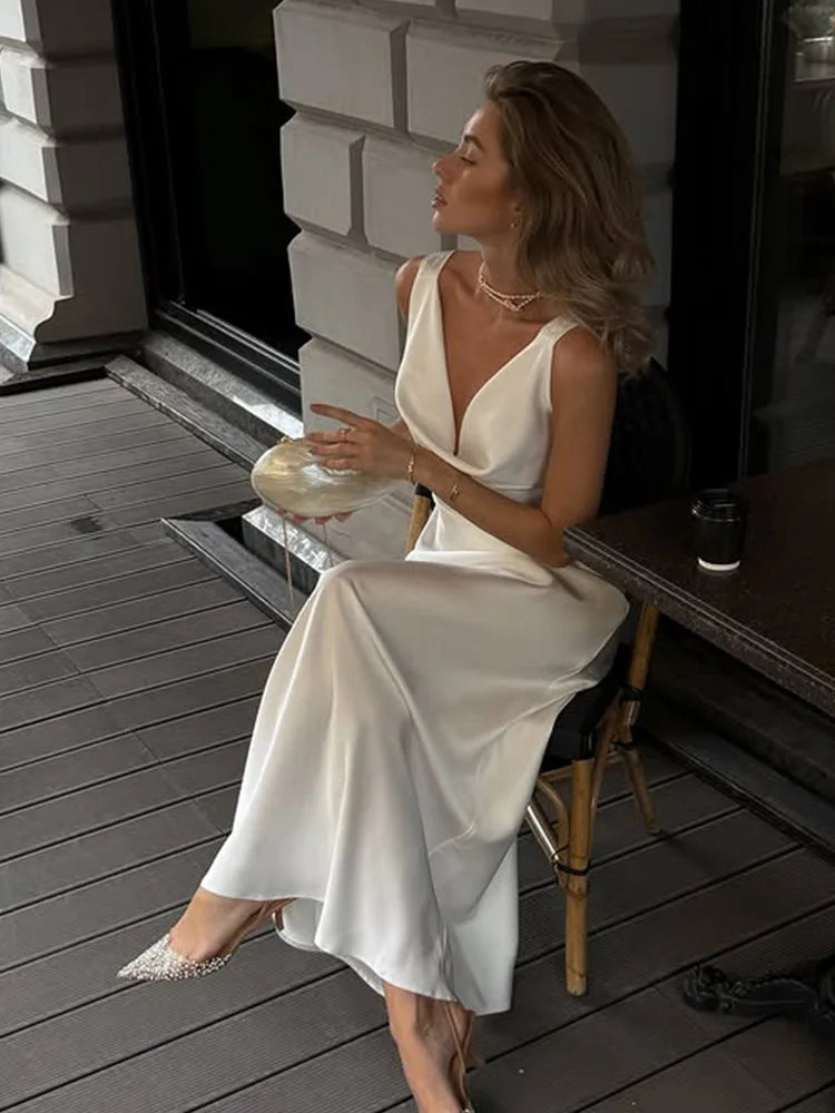 Vestido tubo liso con cuello en V