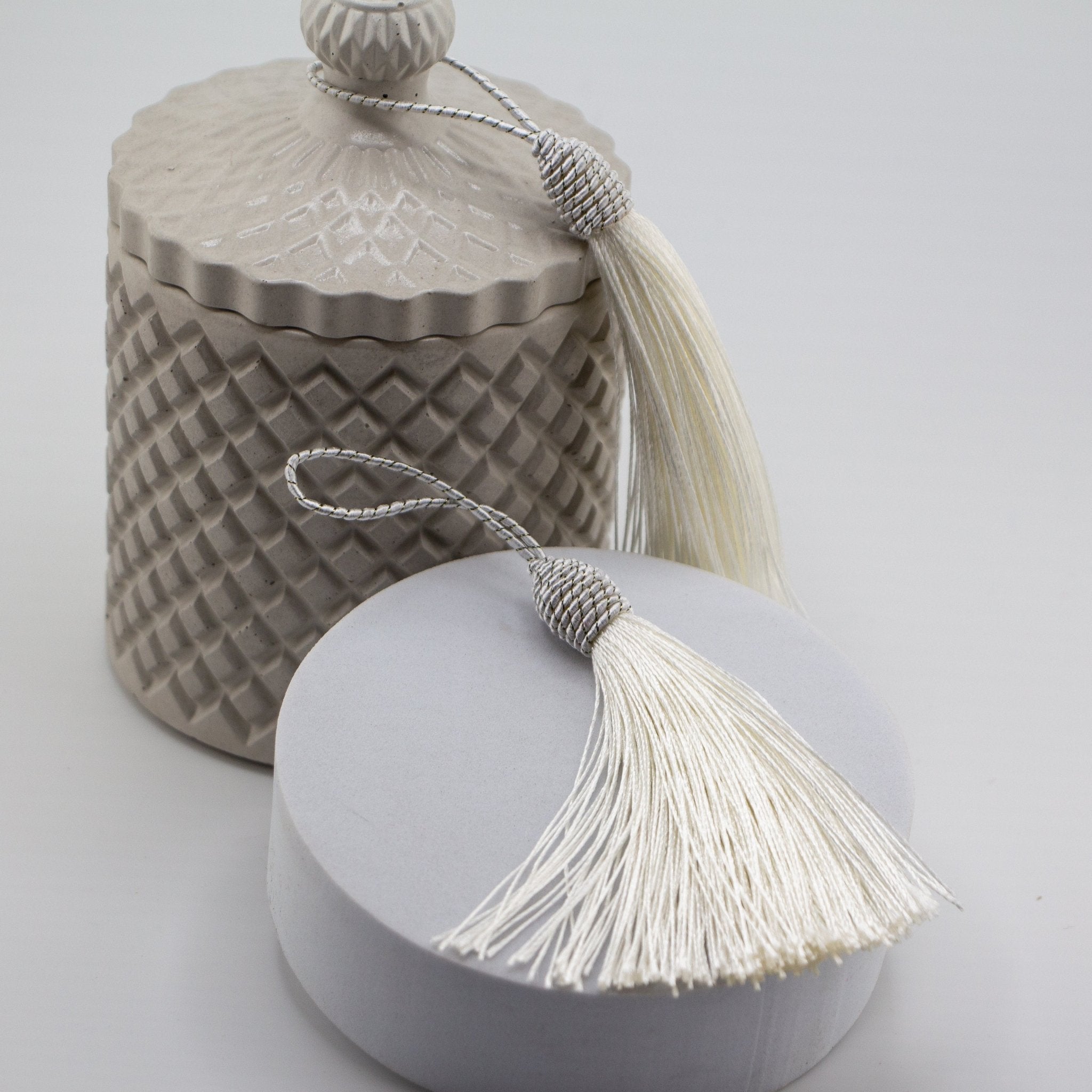 Borlas Grandes Decorativas Blancas para Velas – Tassels de Seda | Accesorios Elegantes para Tapas y Envases de Velas Artesanales