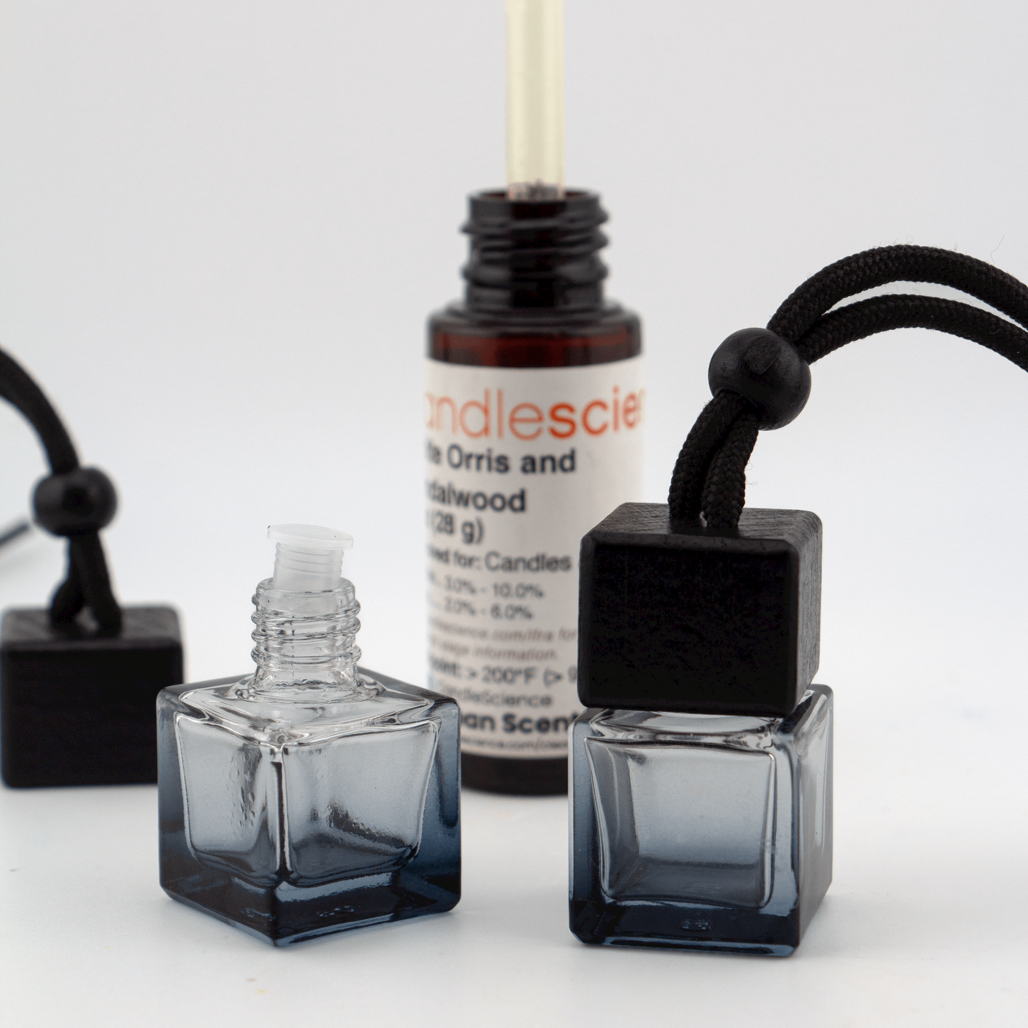 Difusor Aromático / Aromatizante para Auto / Carro – Frasco Colgante Recargable de Vidrio Gris Oscuro y Madera Tapa Cuadrada - Gris 8ml