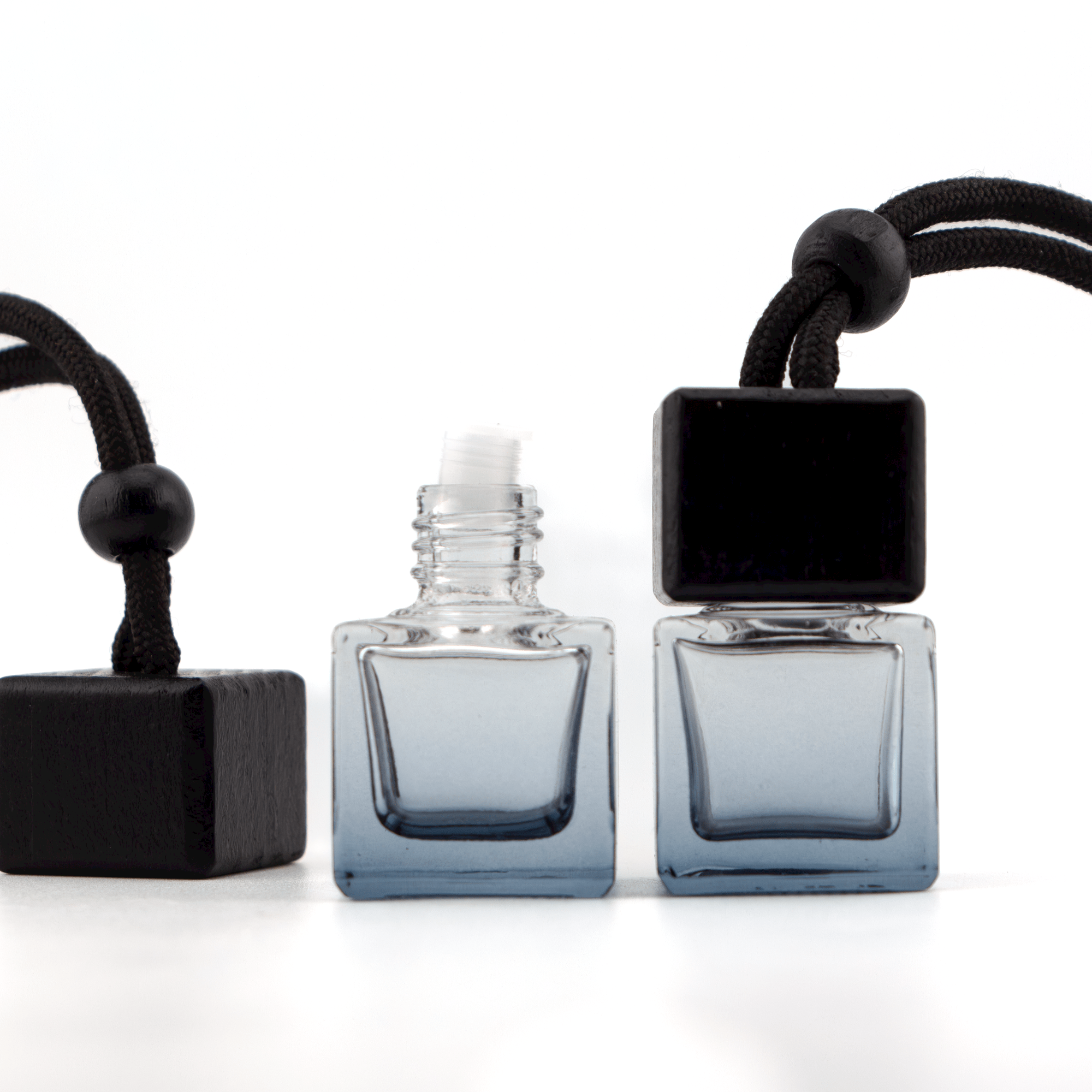 Difusor Aromático / Aromatizante para Auto / Carro – Frasco Colgante Recargable de Vidrio Gris Oscuro y Madera Tapa Cuadrada - Gris 8ml
