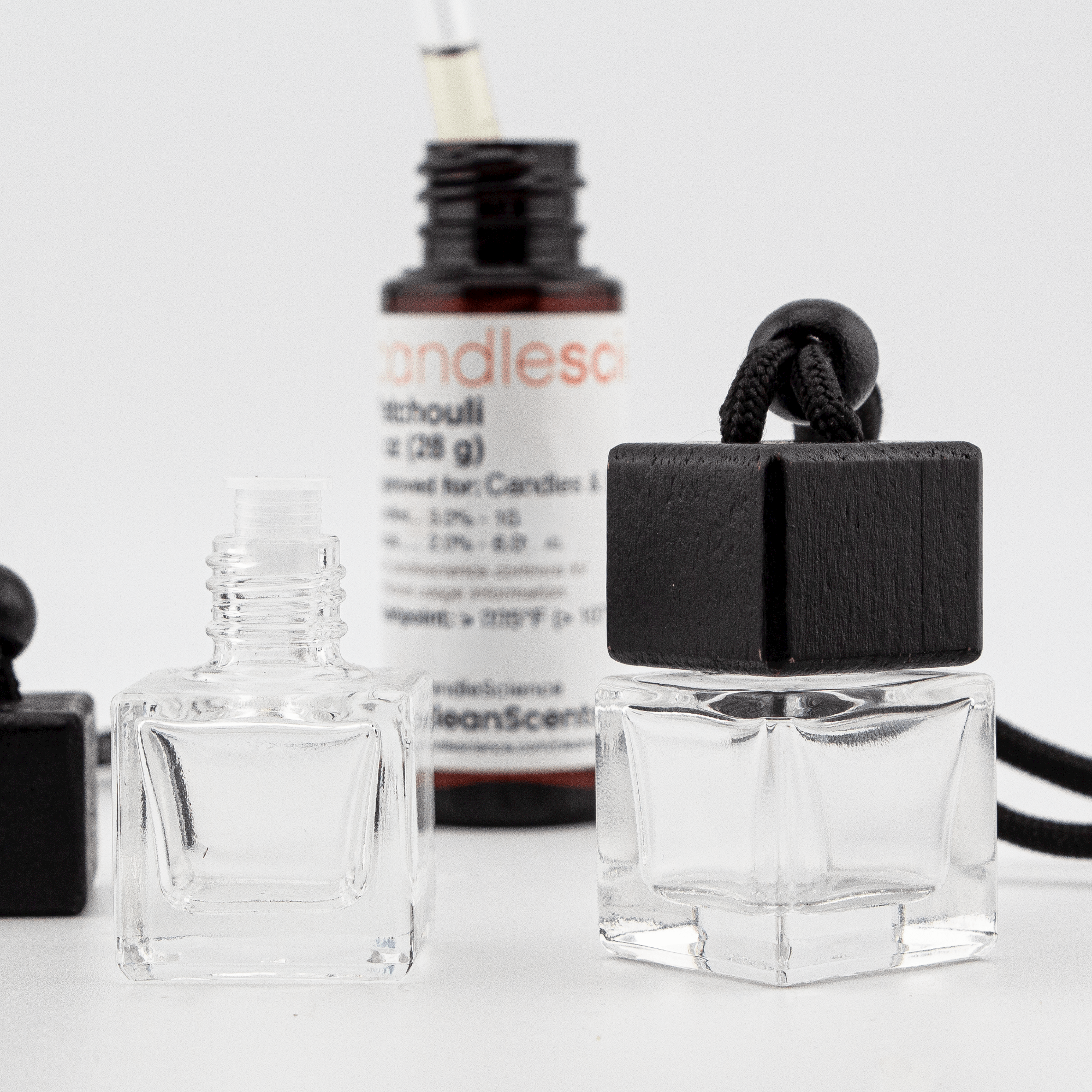Difusor Aromático / Aromatizante para Auto / Carro – Frasco Colgante Recargable de Vidrio y Madera Tapa Cuadrada - 8ml