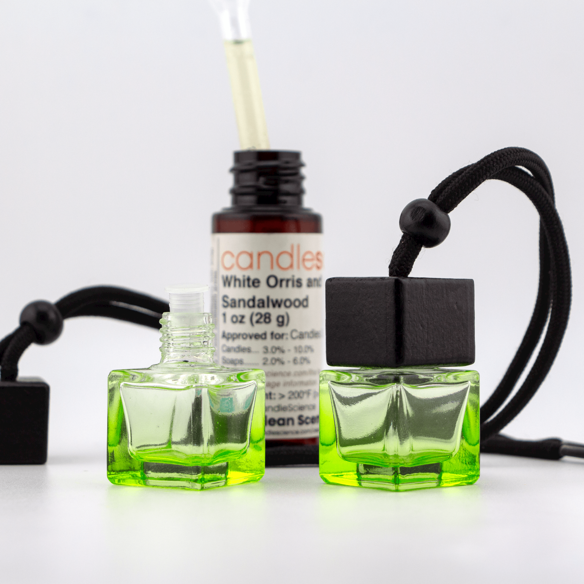 Difusor Aromático / Aromatizante para Auto / Carro – Frasco Colgante Recargable de Vidrio y Madera Tapa Cuadrada - Verde 8ml