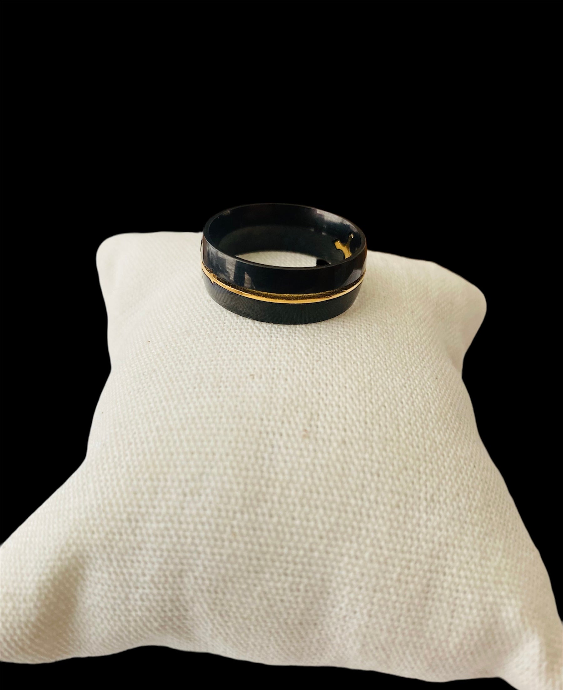 Anillo Negro Redondo Cruz Dorada
