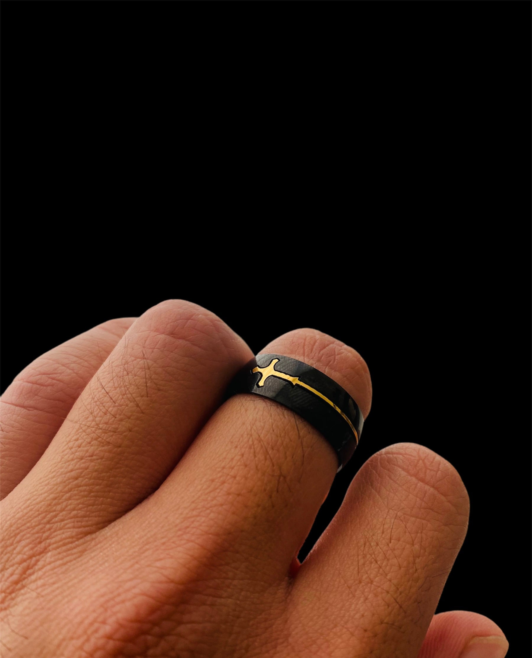 Anillo Negro Redondo Cruz Dorada