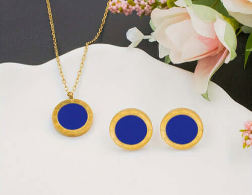 NEB0008,9,19,20 - Collar y Aretes Acero Inoxidable Números Romanos Chapa Oro 10k Calenbi