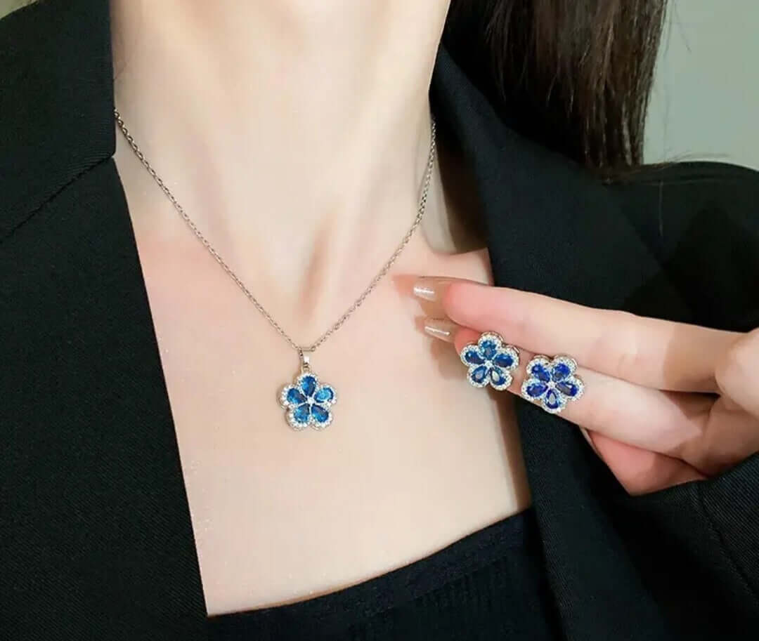 NEB0022 - Collar y Aretes Acero Inoxidable Circonita Cubica Flor Azul Calenbi
