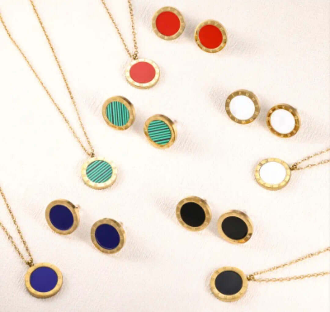 NEB0008,9,19,20 - Collar y Aretes Acero Inoxidable Números Romanos Chapa Oro 10k Calenbi