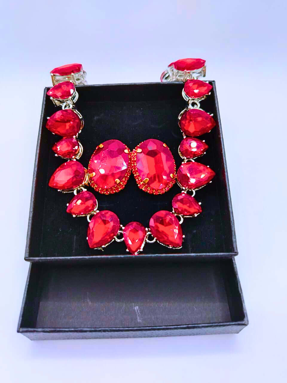 NEB0015,16,17,18 - Collar y Aretes Aleación Circonita Cubica Negro,Rojo y Blanco Calenbi