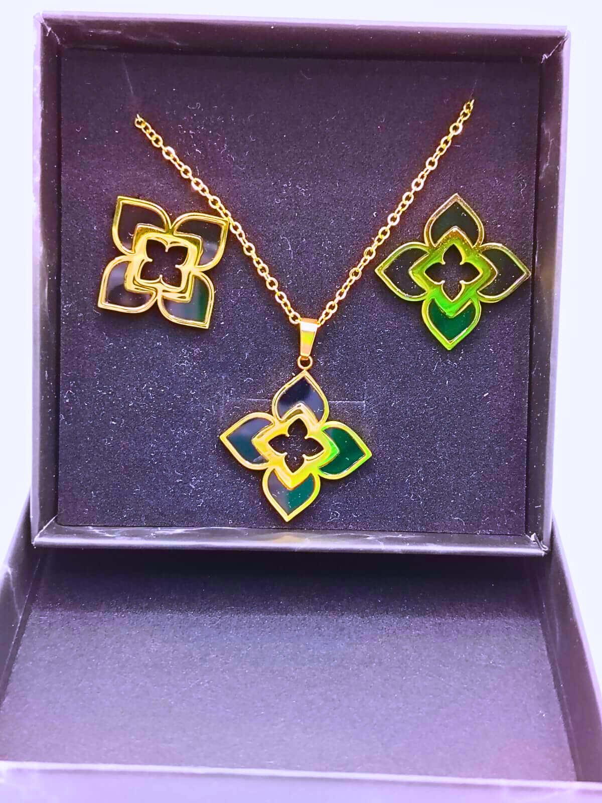 NEB0003,04 - Collar y Aretes Acero Titanio Flor Loto Epoxica Chapa Oro 10k Calenbi