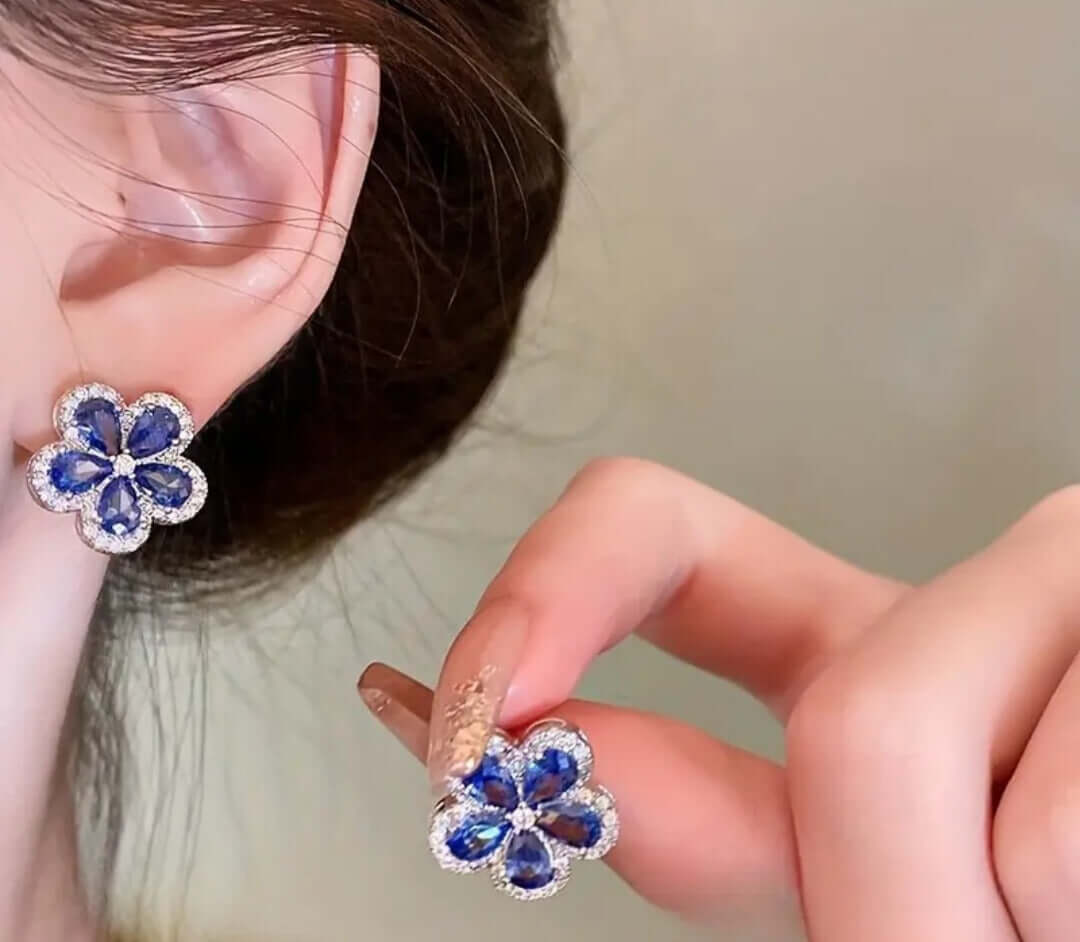 NEB0022 - Collar y Aretes Acero Inoxidable Circonita Cubica Flor Azul Calenbi