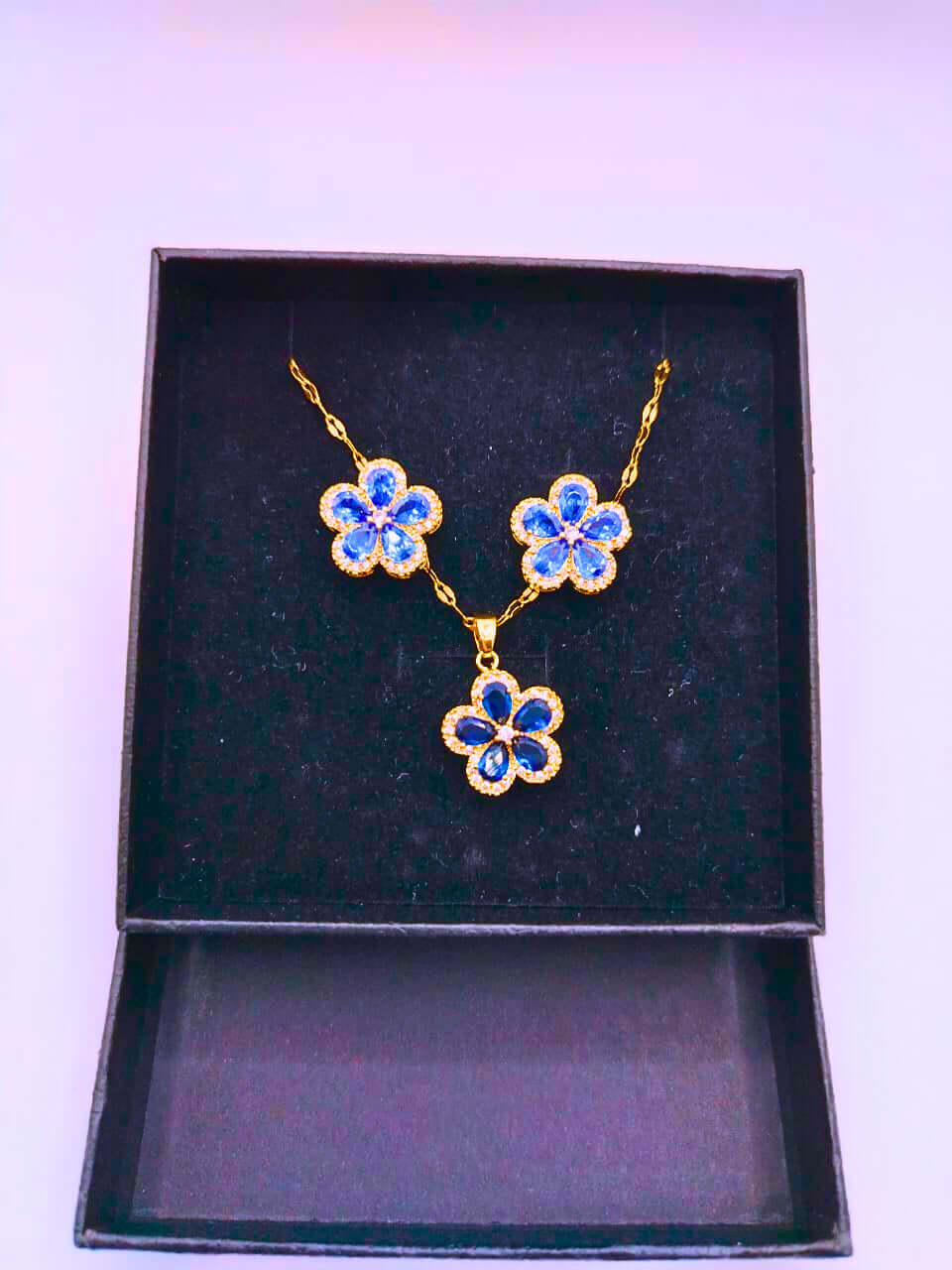 NEB0007-D Collar y Aretes Acero Inoxidable Flor Azul Chapa Oro 10k Calenbi