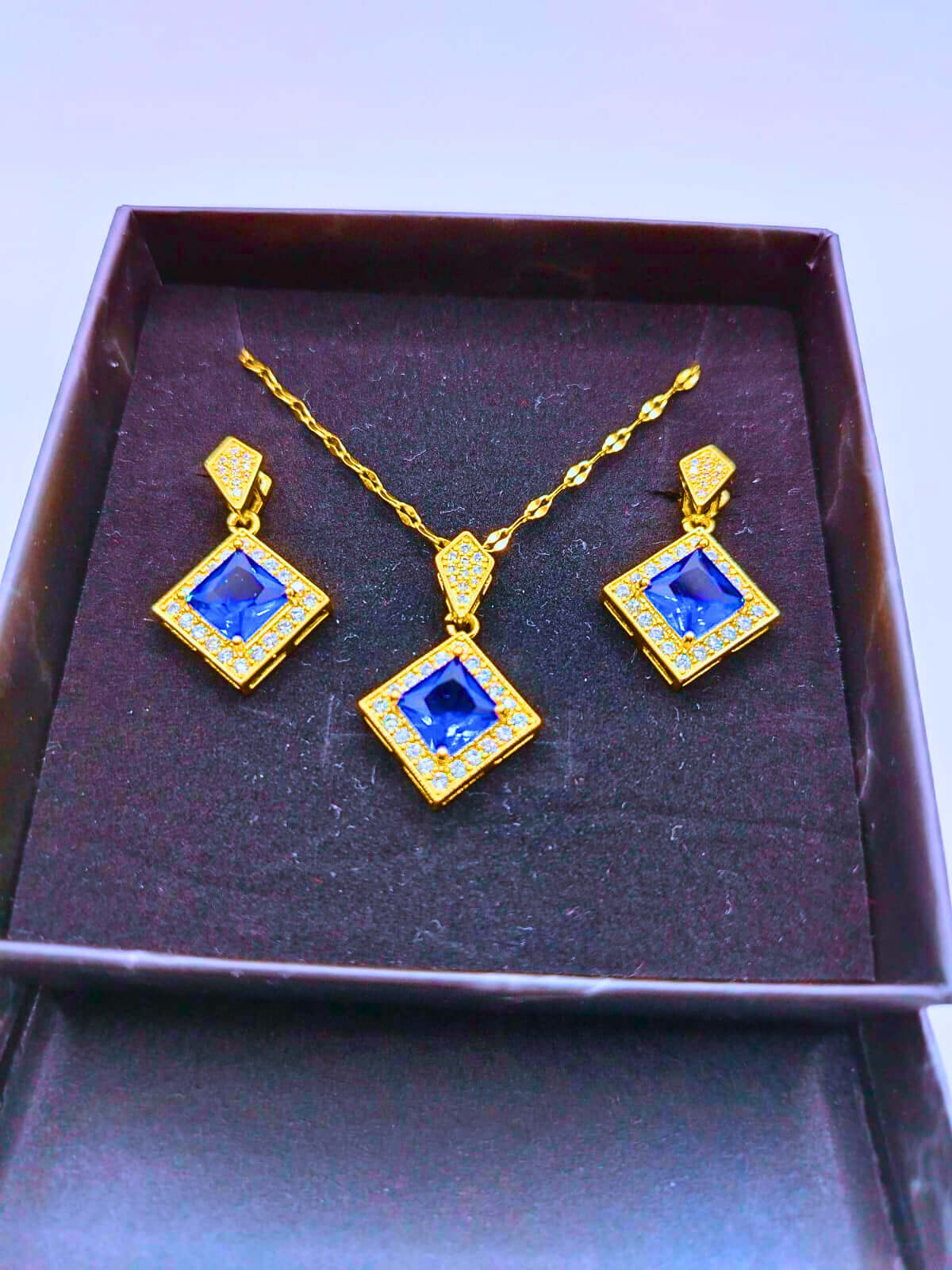 NEB0001 - Collar y Aretes Acero Titanio Rombo Circonita Cubica Azul Chapa Oro 14k Calenbi