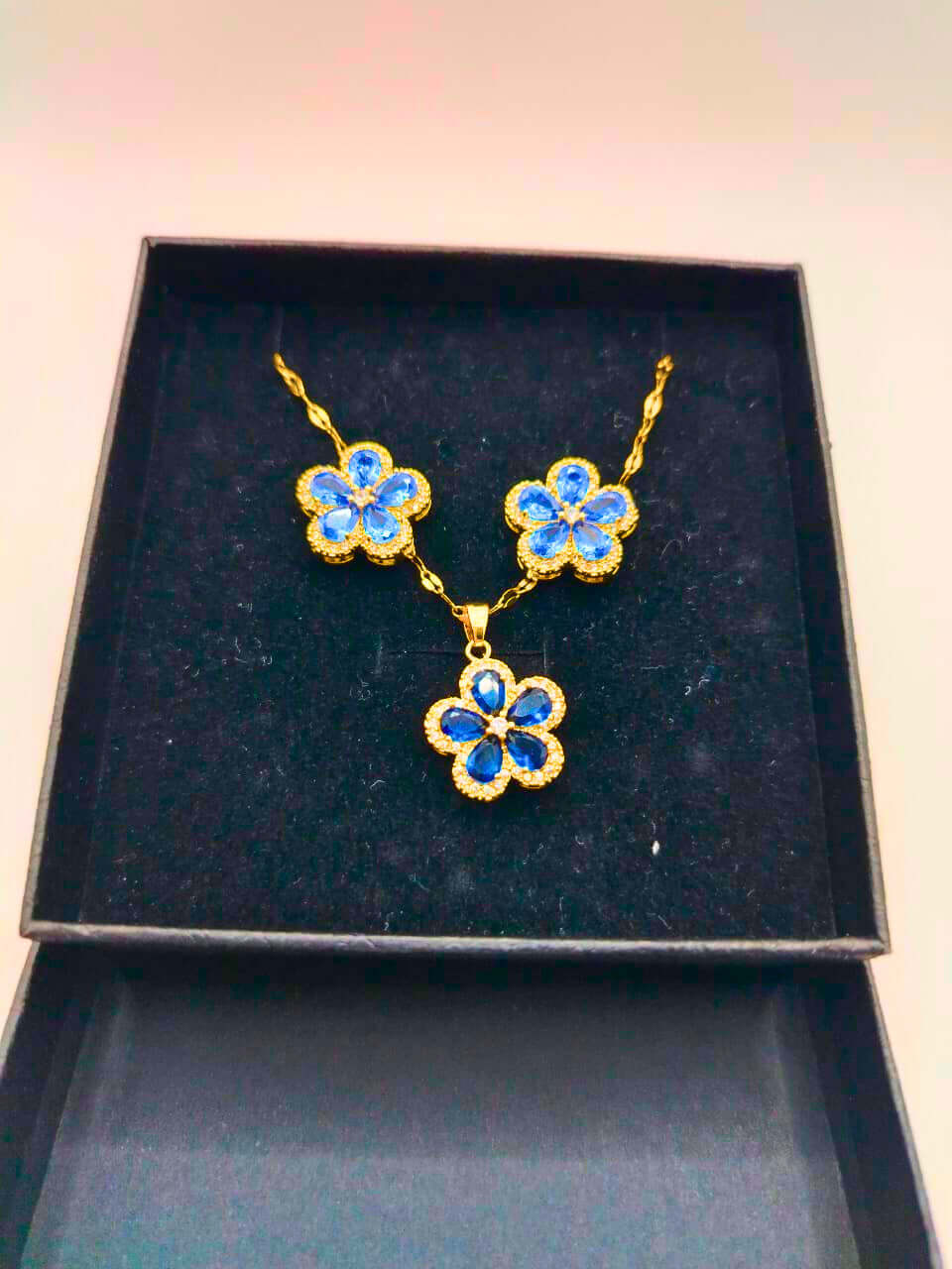 NEB0007-D Collar y Aretes Acero Inoxidable Flor Azul Chapa Oro 10k Calenbi