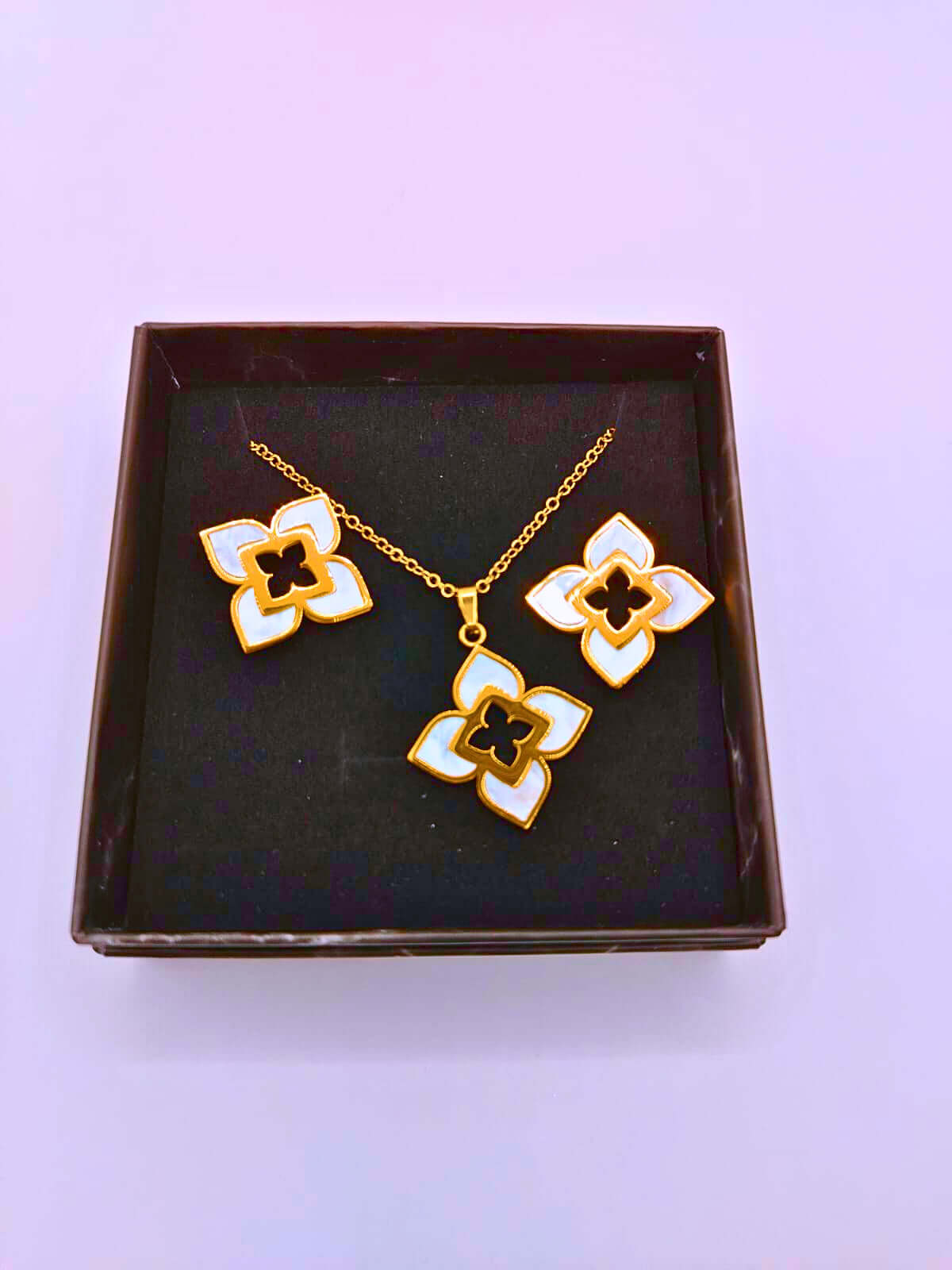 NEB0003,04 - Collar y Aretes Acero Titanio Flor Loto Epoxica Chapa Oro 10k Calenbi