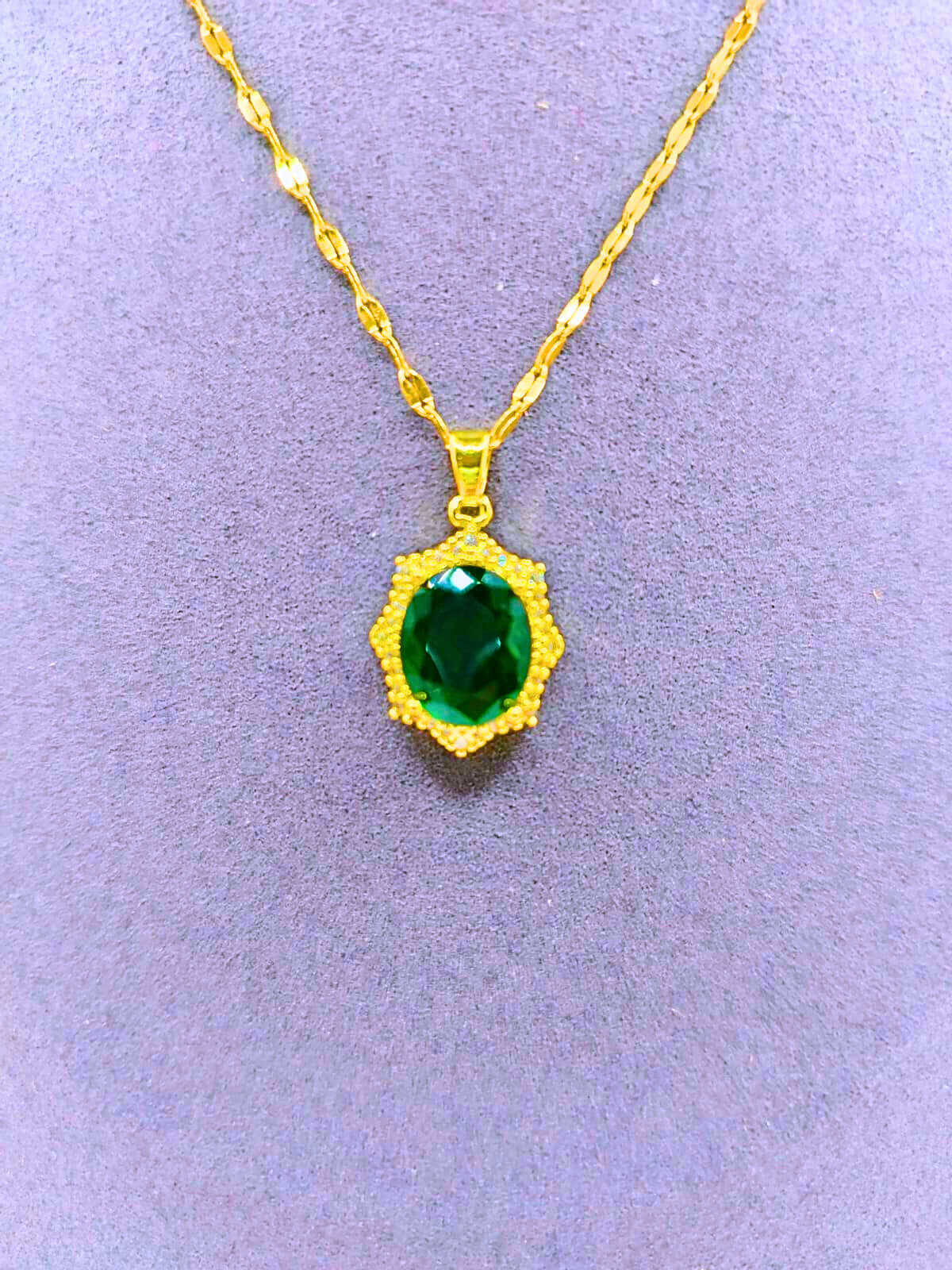 NEB0006 - Collar y Aretes Acero Titanio "Corona De Rey" Circonita Faceteada Verde Chapa Oro 14k Calenbi