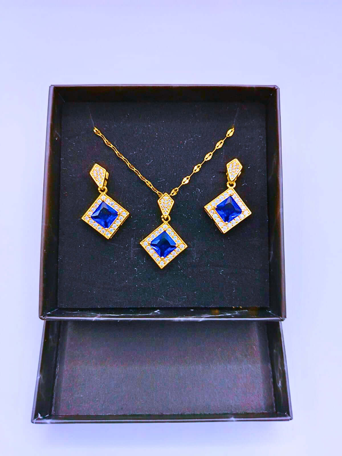NEB0001 - Collar y Aretes Acero Titanio Rombo Circonita Cubica Azul Chapa Oro 14k Calenbi
