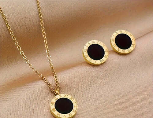 NEB0008,9,19,20 - Collar y Aretes Acero Inoxidable Números Romanos Chapa Oro 10k Calenbi