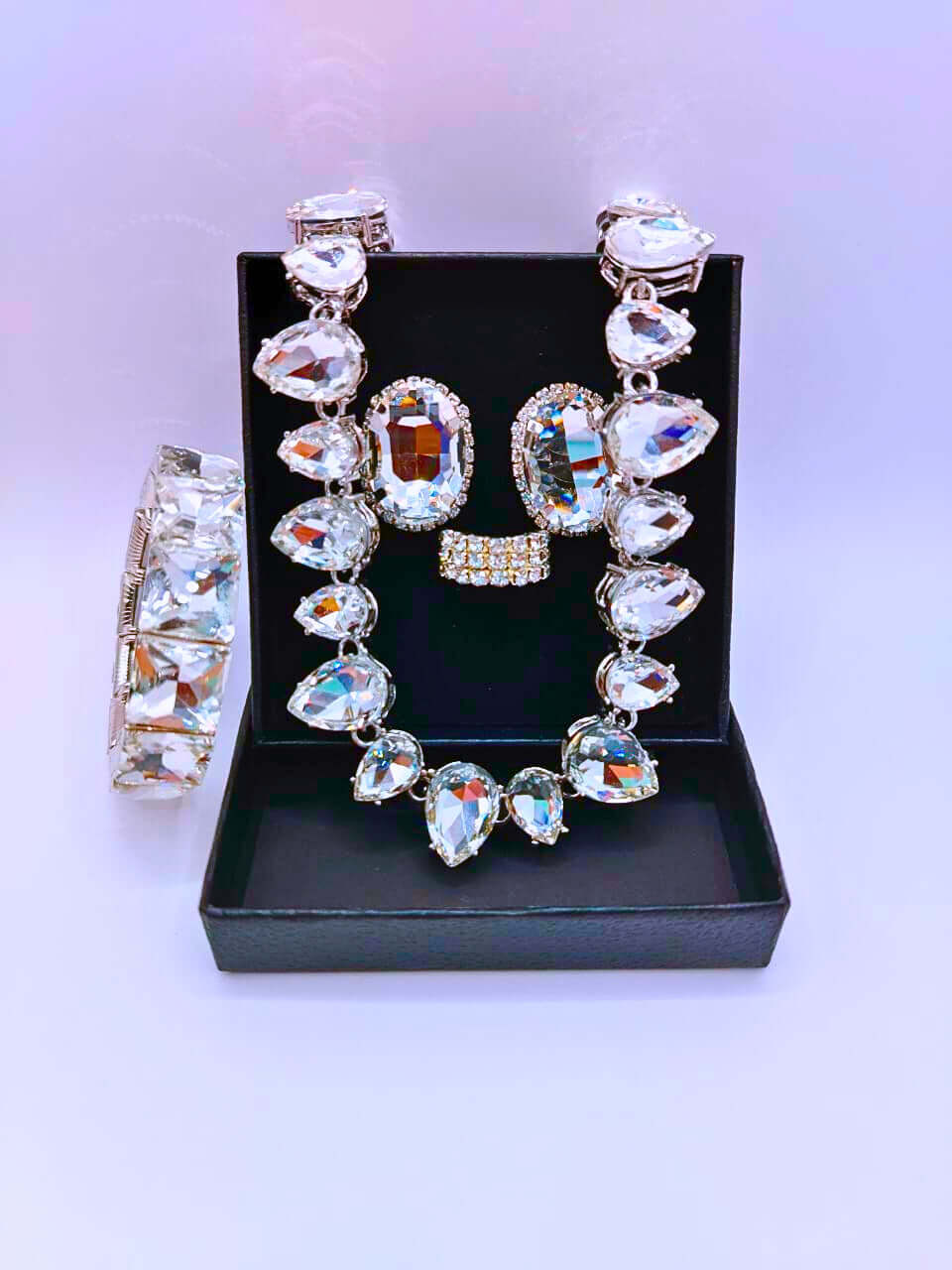 NEB0015,16,17,18 - Collar y Aretes Aleación Circonita Cubica Negro,Rojo y Blanco Calenbi