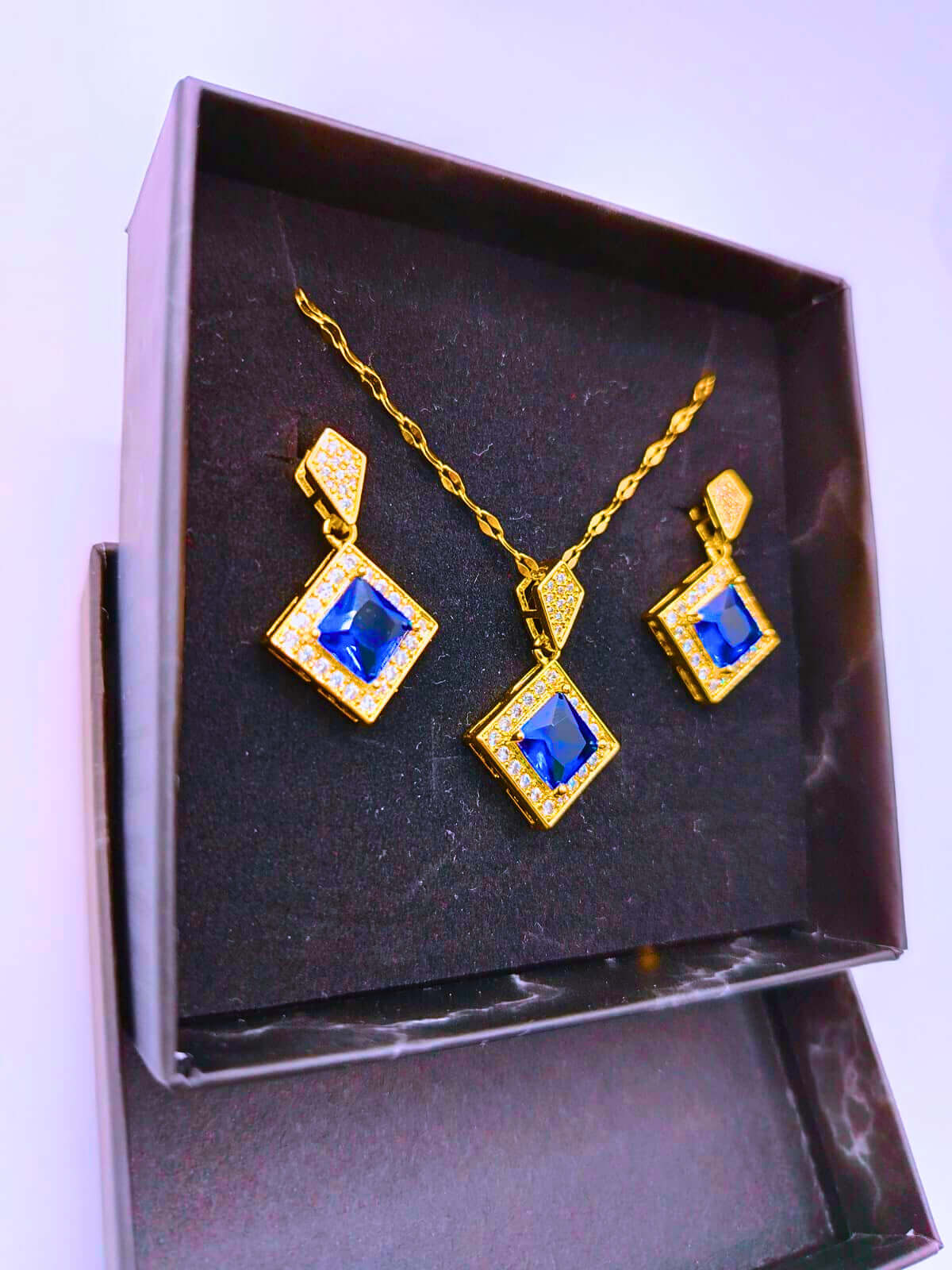NEB0001 - Collar y Aretes Acero Titanio Rombo Circonita Cubica Azul Chapa Oro 14k Calenbi