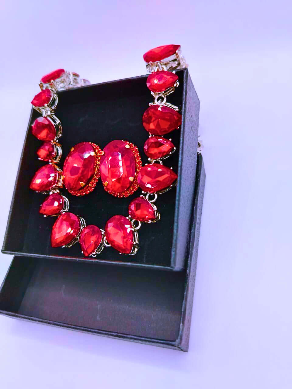 NEB0015,16,17,18 - Collar y Aretes Aleación Circonita Cubica Negro,Rojo y Blanco Calenbi