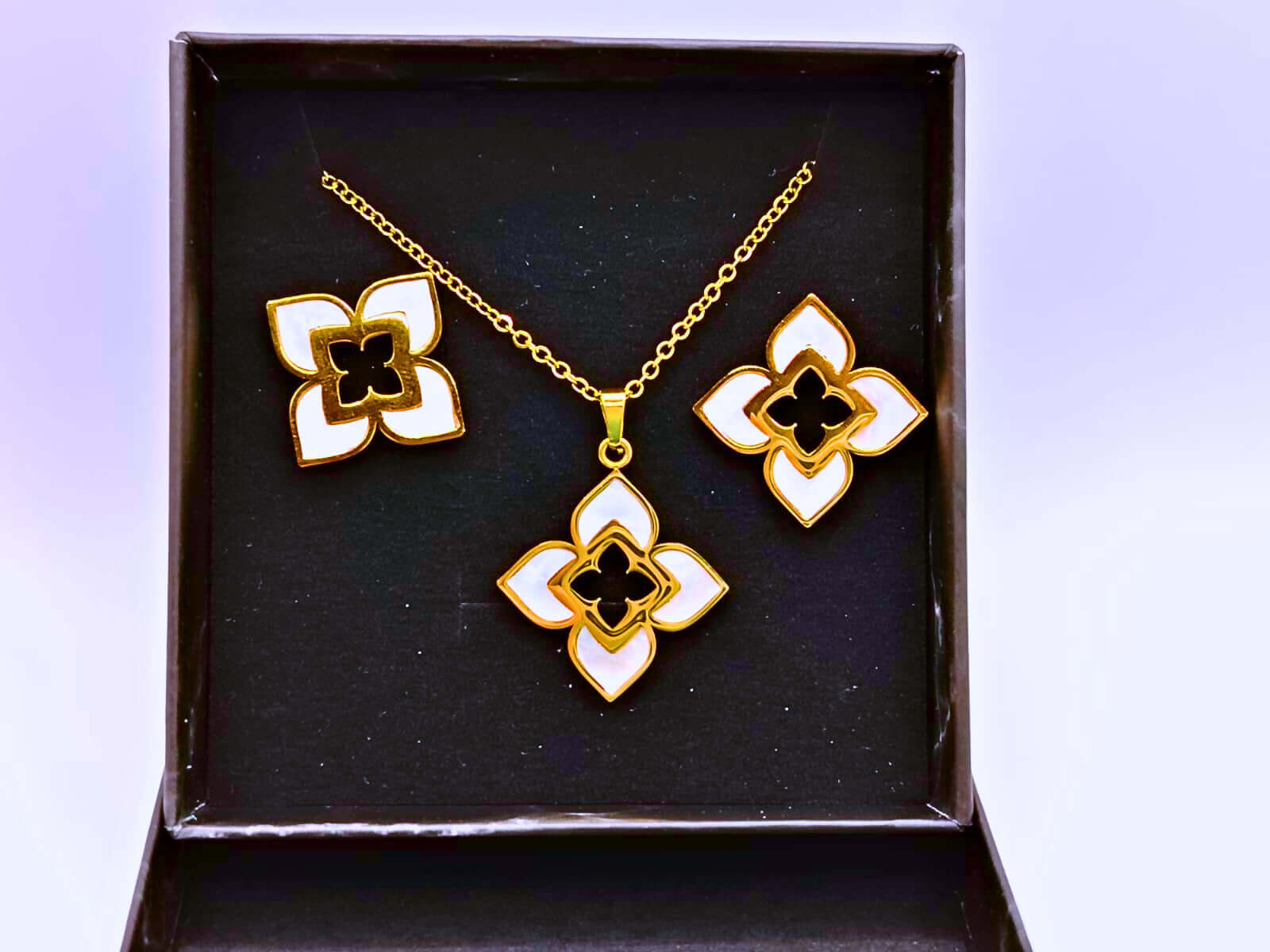 NEB0003,04 - Collar y Aretes Acero Titanio Flor Loto Epoxica Chapa Oro 10k Calenbi