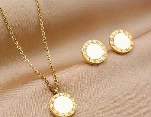 NEB0008,9,19,20 - Collar y Aretes Acero Inoxidable Números Romanos Chapa Oro 10k Calenbi