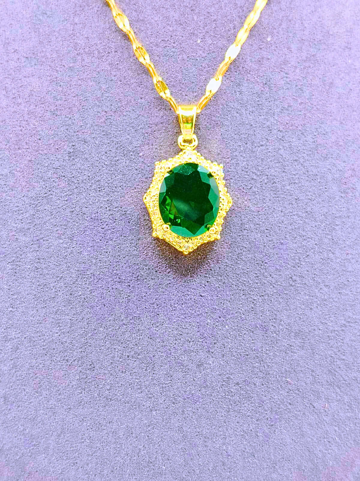 NEB0006 - Collar y Aretes Acero Titanio "Corona De Rey" Circonita Faceteada Verde Chapa Oro 14k Calenbi