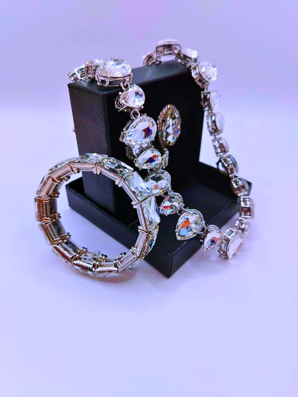 NEB0015,16,17,18 - Collar y Aretes Aleación Circonita Cubica Negro,Rojo y Blanco Calenbi